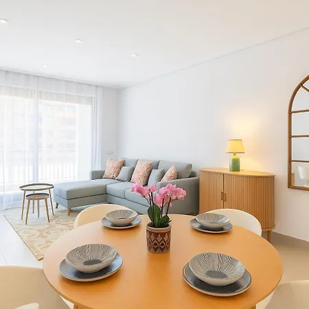 Beachfront 8 Apartment