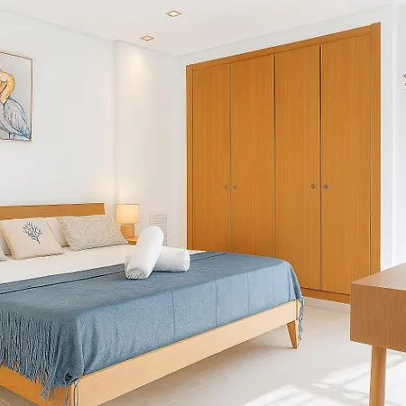 Beachfront 8 Apartment *